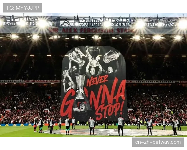 老特拉福德球场曼联球迷举巨幅TIFO全力支持球队激战英超